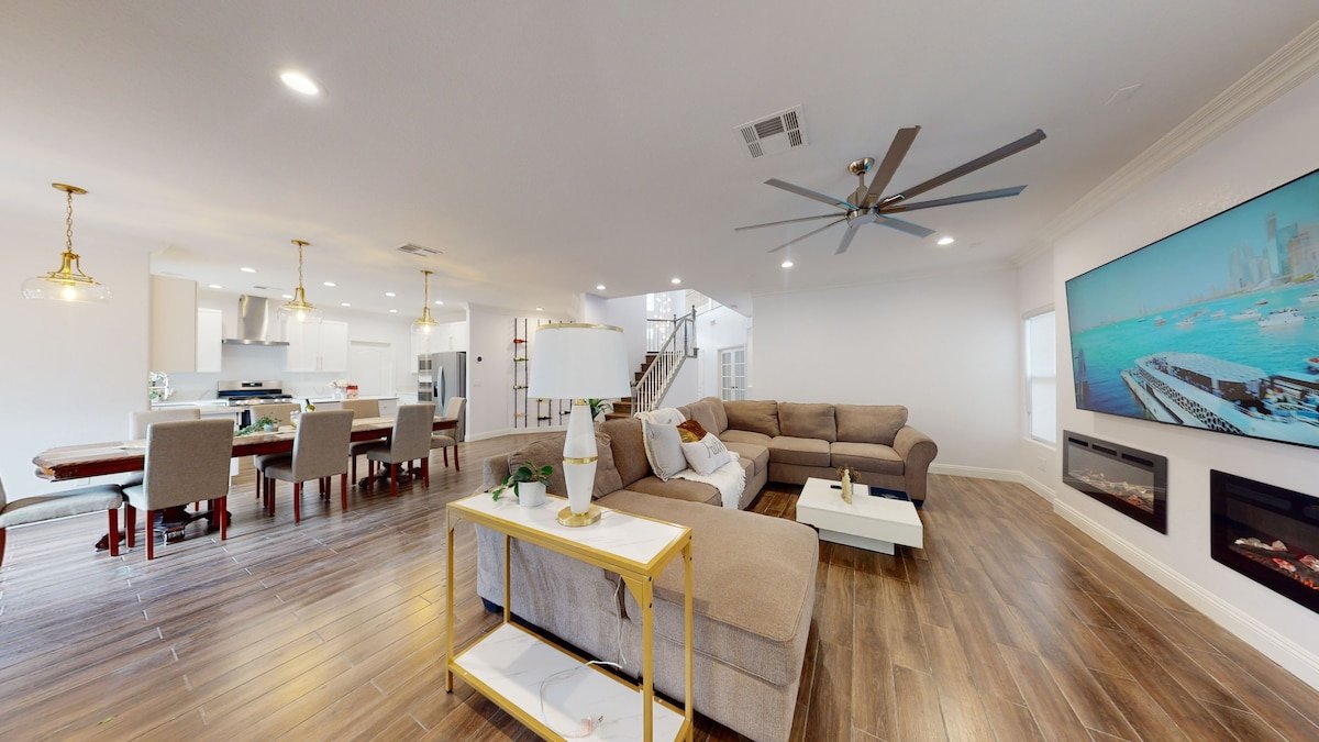 Strip view ,hot tub, BBQ , 8 minutes to strip gallery image 2