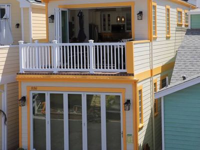 Cozy Oasis ~ Private Balcony & BBQ: 2 Min to Beach