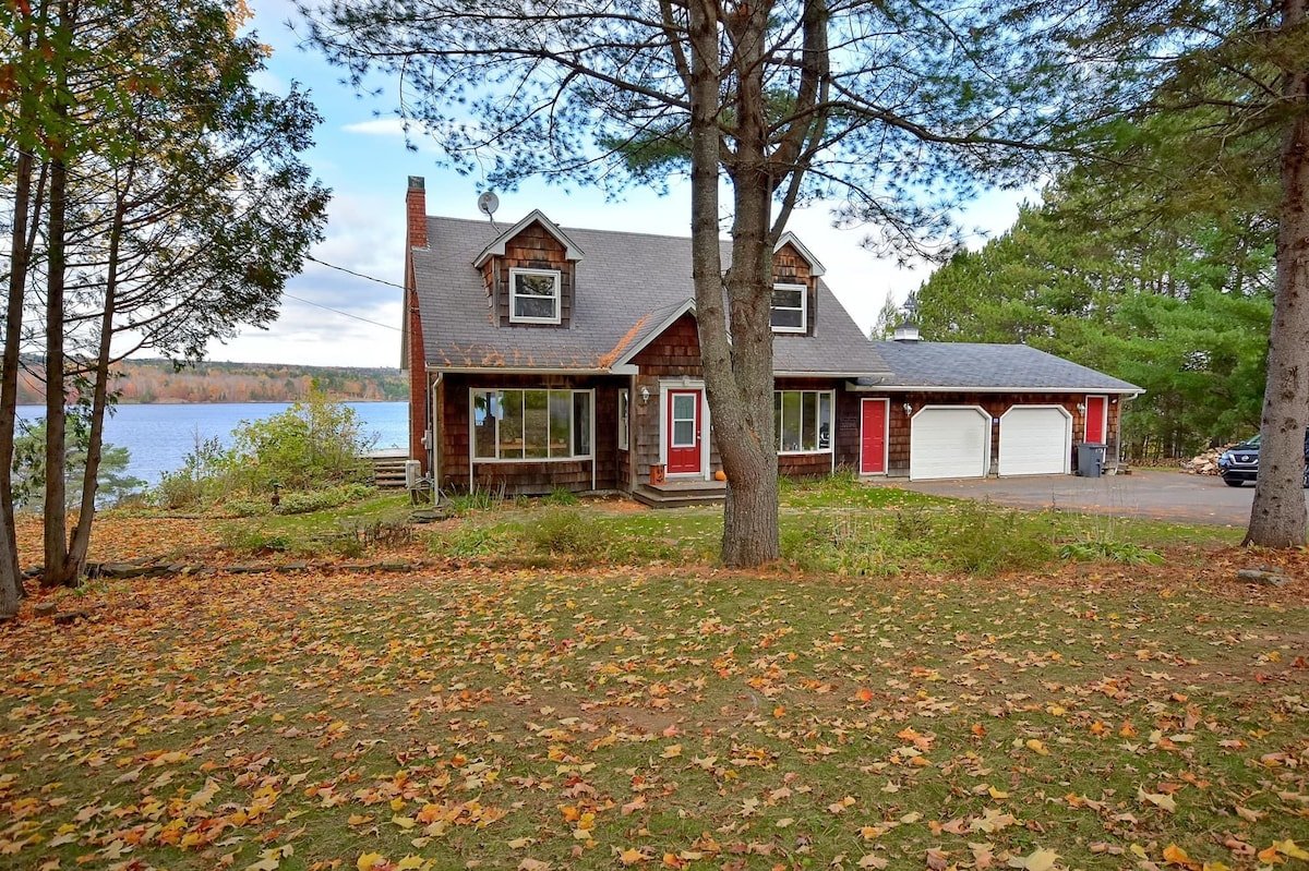 Peaceful 4-bedroom WATERFRONT home with hot-tub gallery image 3