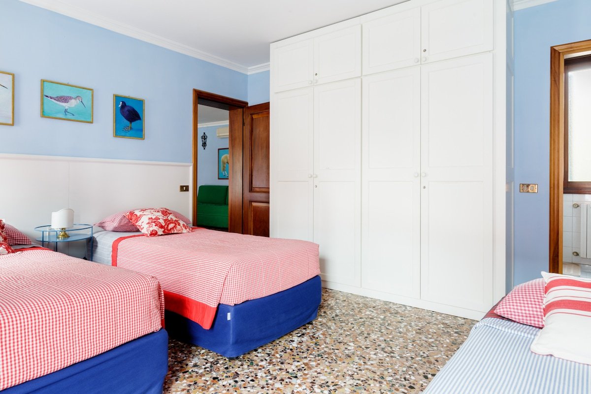 Colorful Apartment Overlooking the Rio Marin Canal gallery image 5