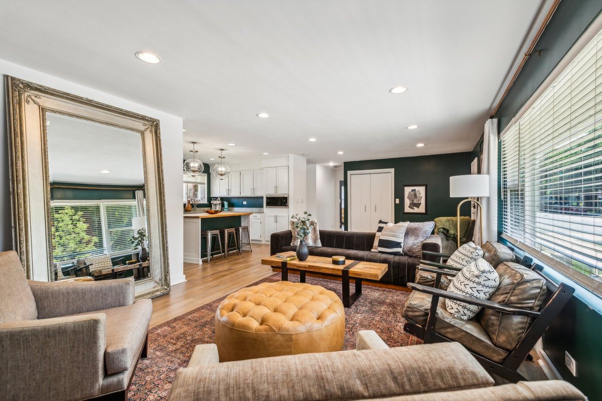 Andersonville Home for Groups! Hot Tub Yard Garage