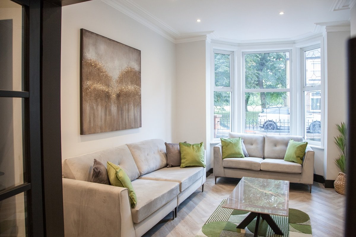 Bright & Modern Manchester Home | Free Parking gallery image 3