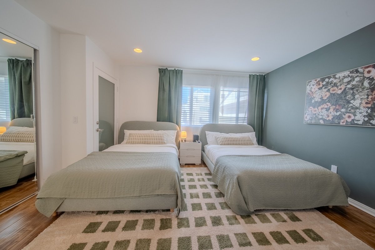 Steps to Beach | Private Rooftop| 100″Movie Screen gallery image 4