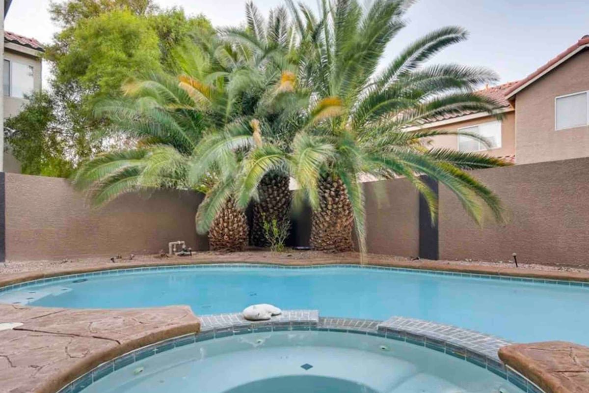 Well appointed crowd, pleaser! gallery image 3