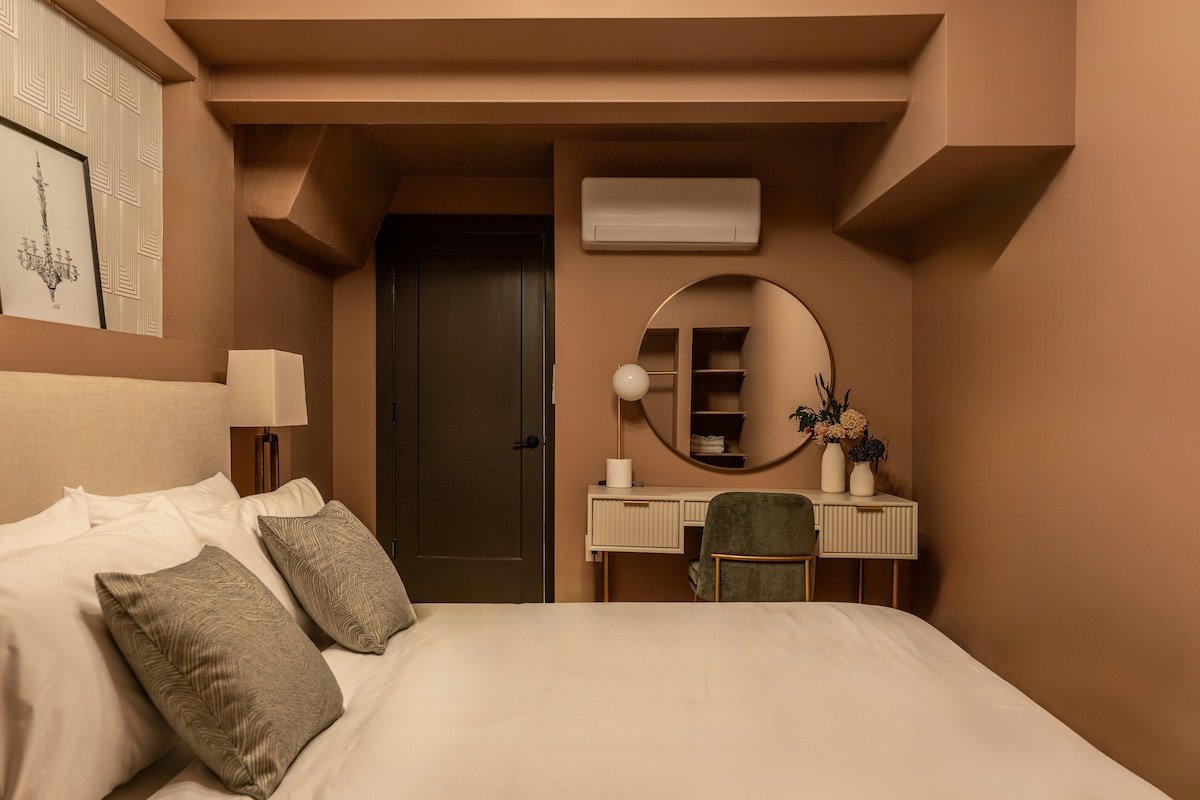 The Artisan’s Duplex – 8Bd/5.5Bth w/2 Car Parking! gallery image 3