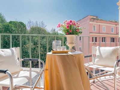 Colosseo bright apt. with balcony at Monti
