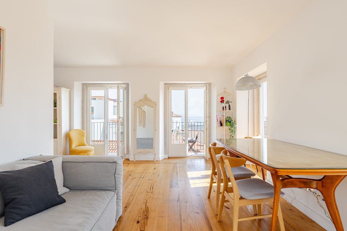 Luxury Alfama Riverview apartment with Terrace gallery image 3