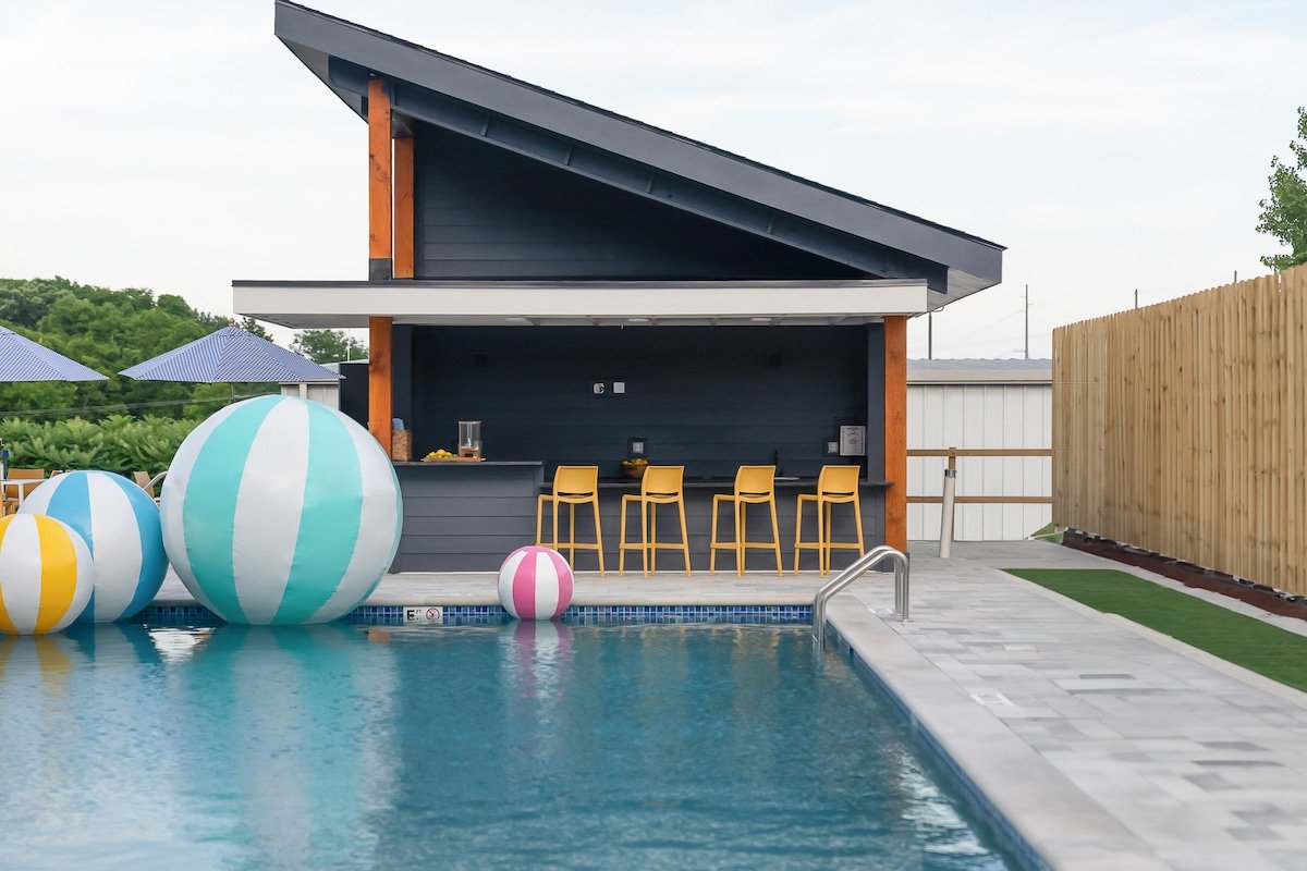 Luxury Rooftop, Pool, Sauna, Downtown view gallery image 3