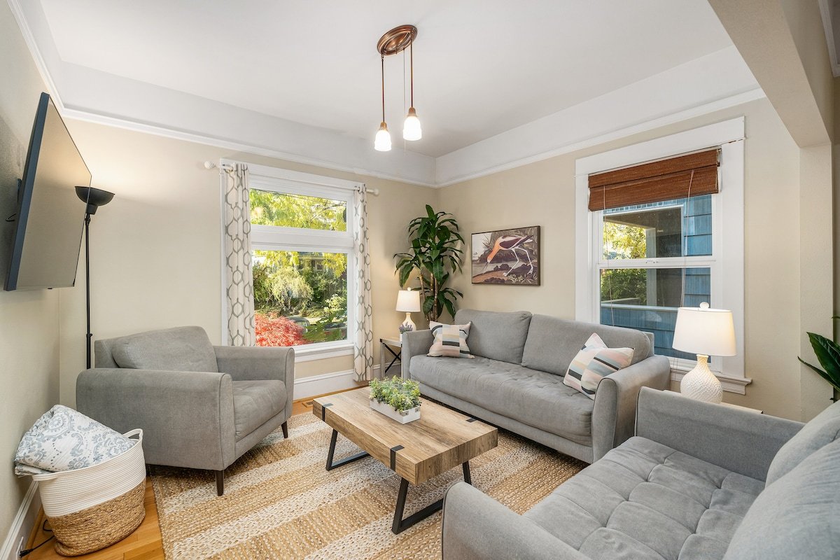 Paradise Haven-4 BR/2BA- Near Laurelhurst Park gallery image 2
