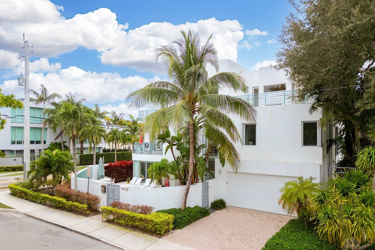 3-Story Townhome with Pool Room-same day OK msg us gallery image 3