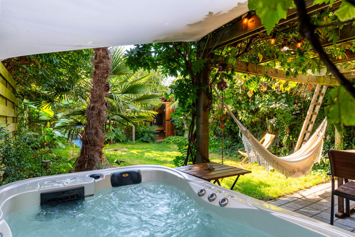 Garden jacuzzi & sauna in vintage oasis with bikes