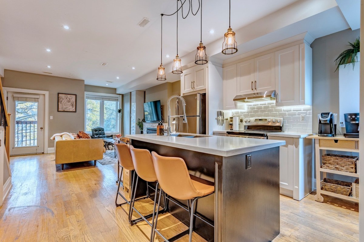 Victorian 2-Story Loft w/ 2 Beds High Ceiling gallery image 2