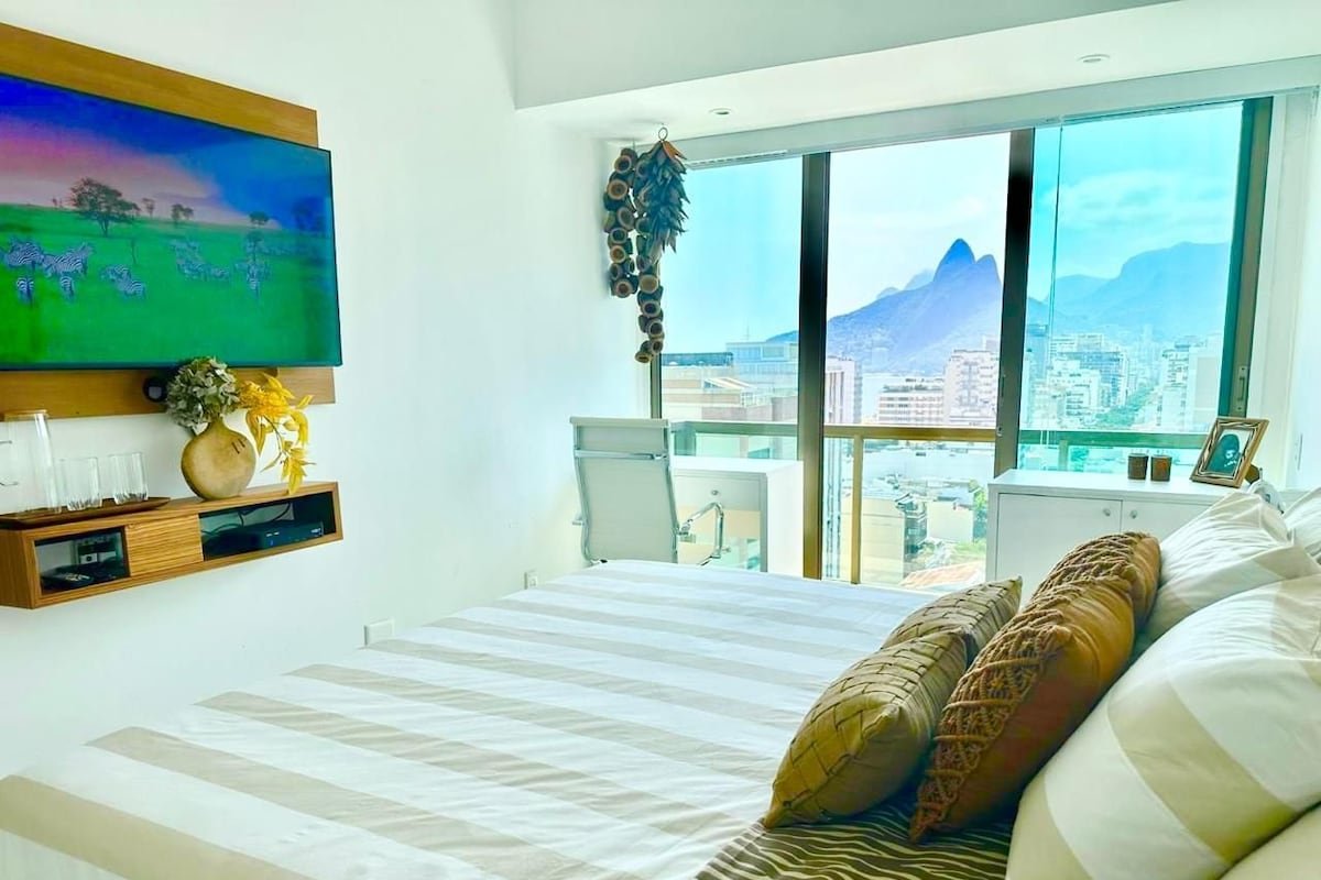 Stylish apt w/ Breathtaking View/Heart of Ipanema gallery image 3