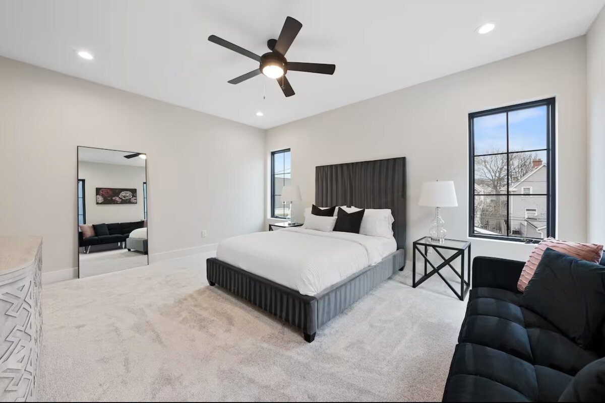 Newer Build- Luxury Spacious Home- 3 Living rooms gallery image 4