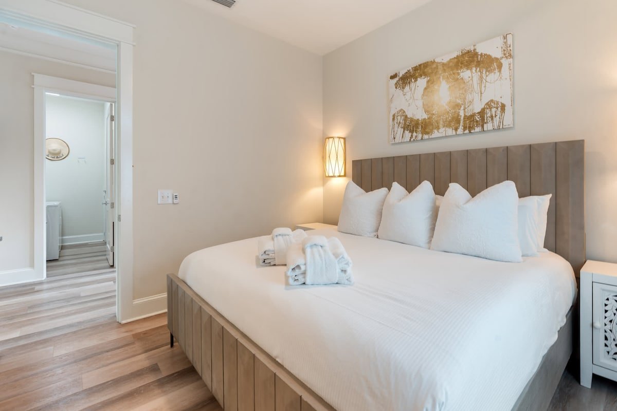 Bikinis & Martinis:Pool, LSV, Bikes + Pet Friendly gallery image 3