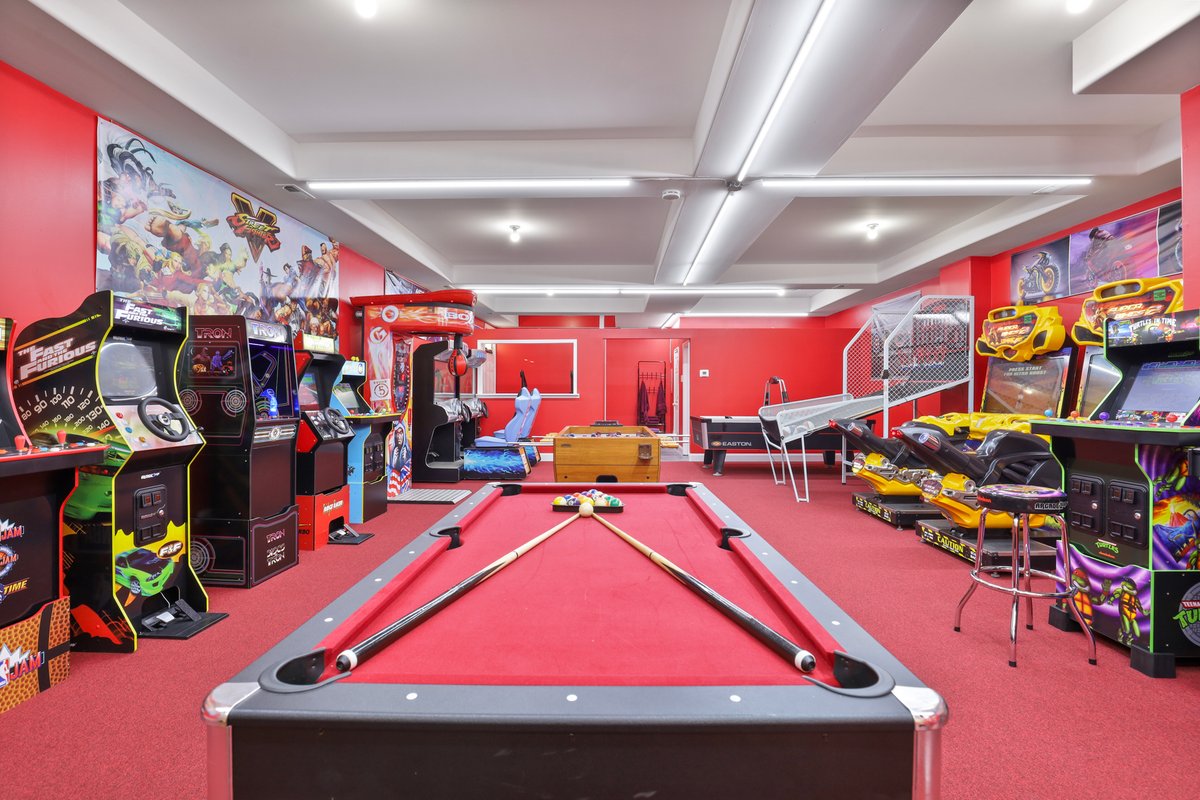 Belmont Pleasures – hot tub / arcade gaming room