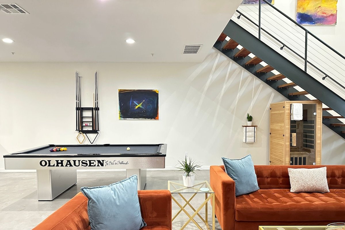 2500 ft² w/ Pool Table, 2 King Bds, Sauna, 85″TV gallery image 3