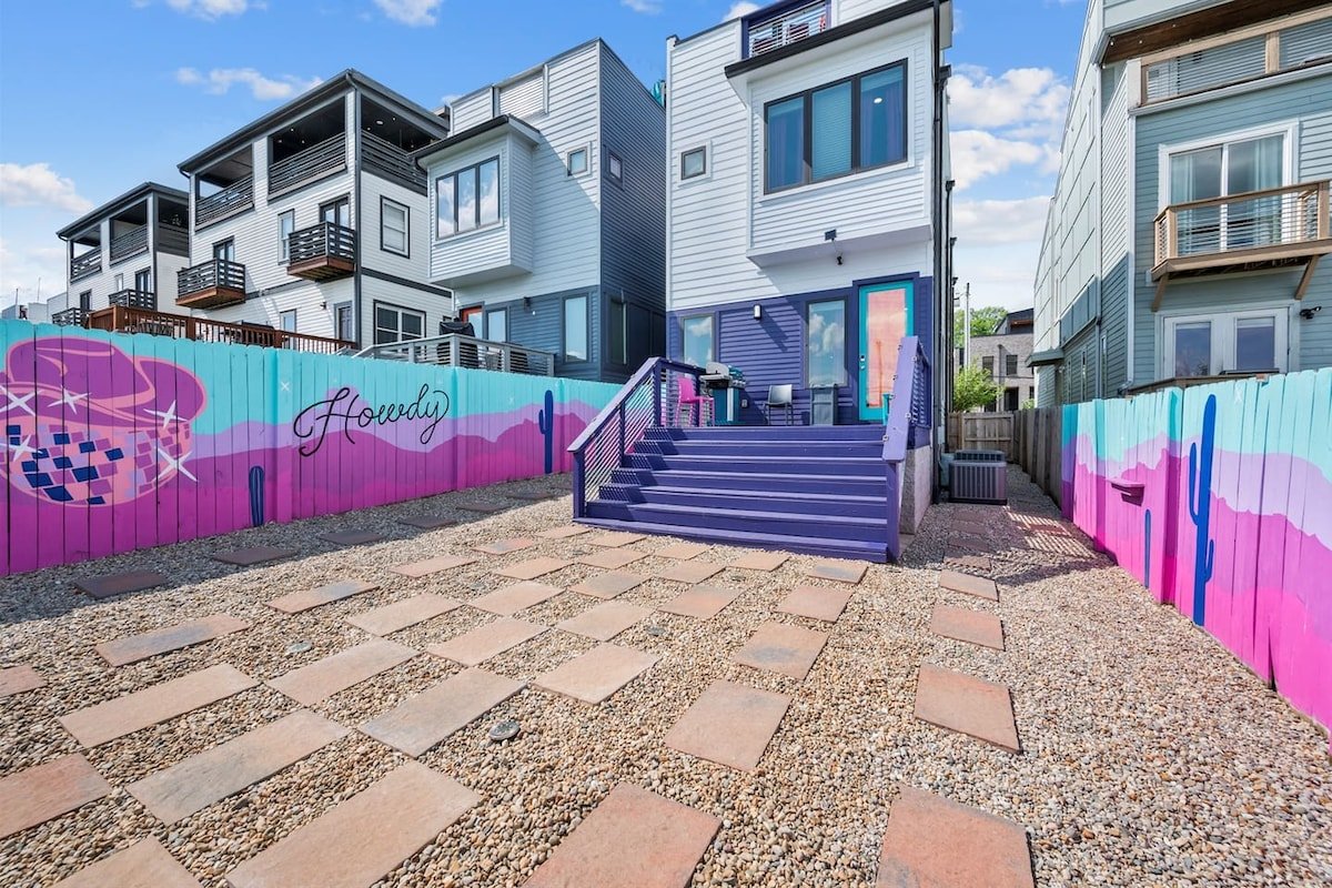 Girl Trip, Mins to DT, Hot Tub, Sleeps 12 gallery image 2