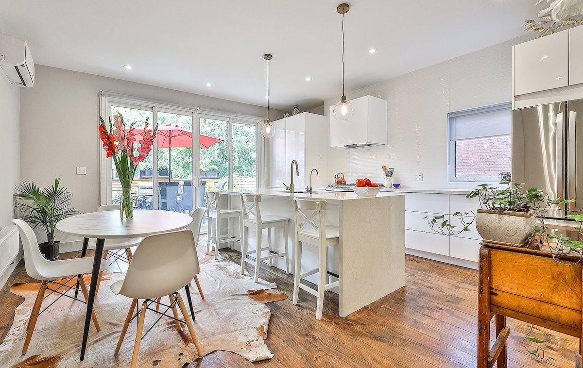 High Park Lux: Sauna •King Bed •Family Friendly gallery image 2