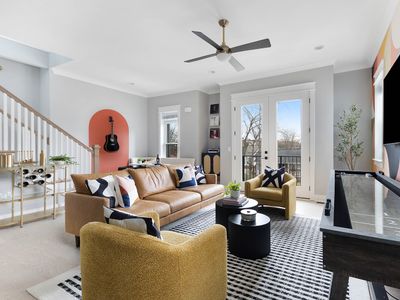 Downtown Nash~2 Homes~Cash&Dolly themed~Sleeps 20+