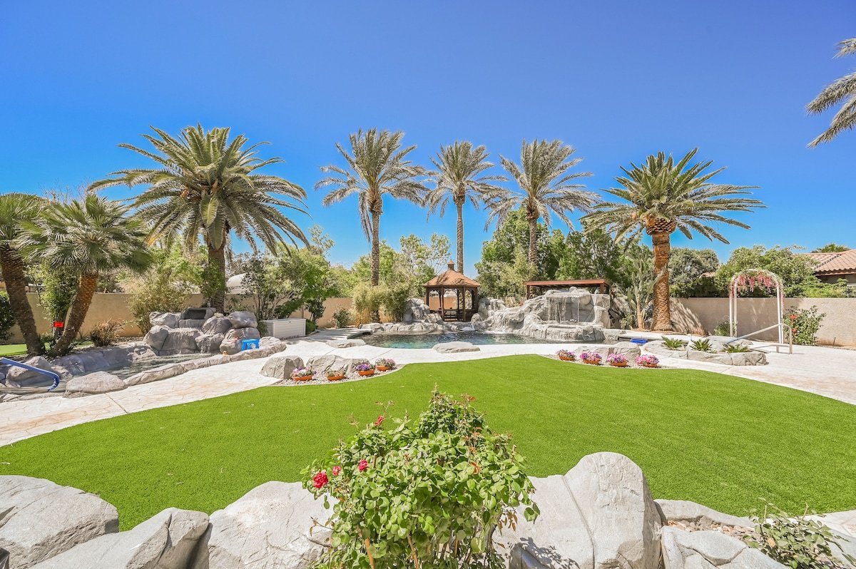 Studding Pool with Waterfalls 6 bedrooms Home gallery image 2