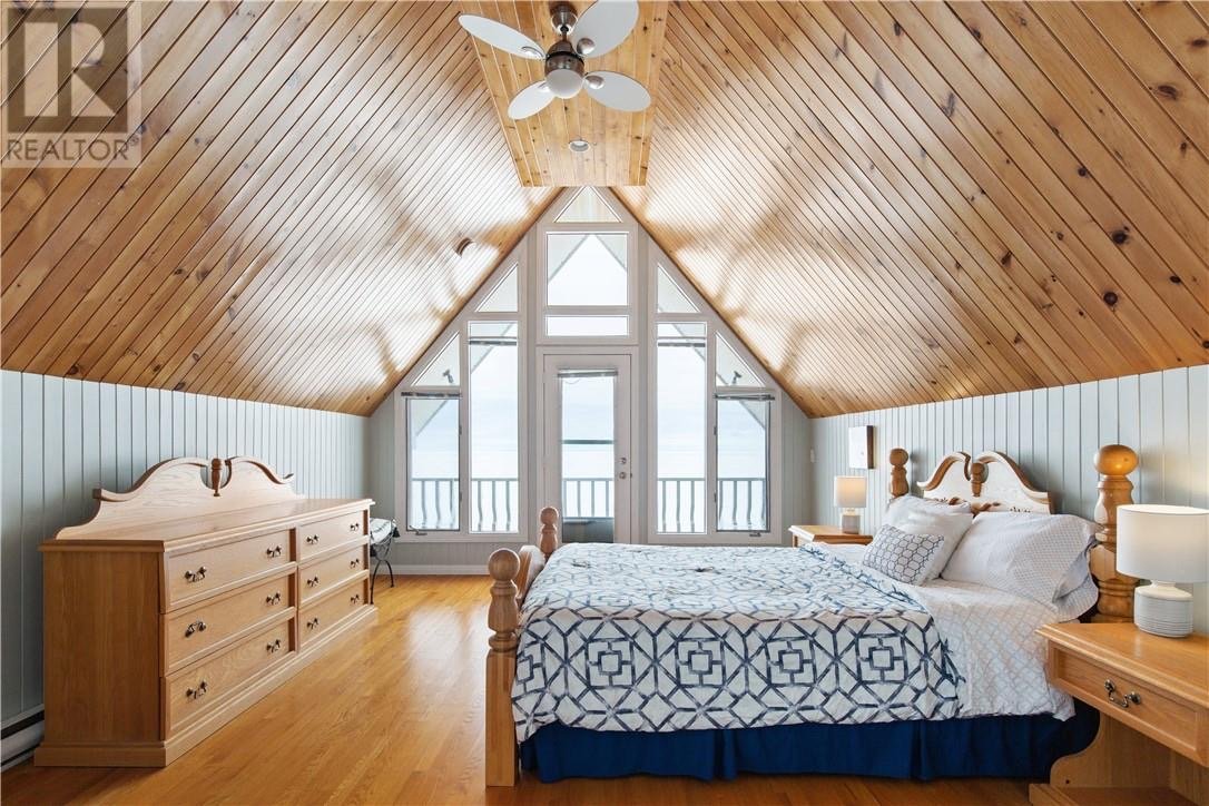 East Coastal- Waterfront Cottage