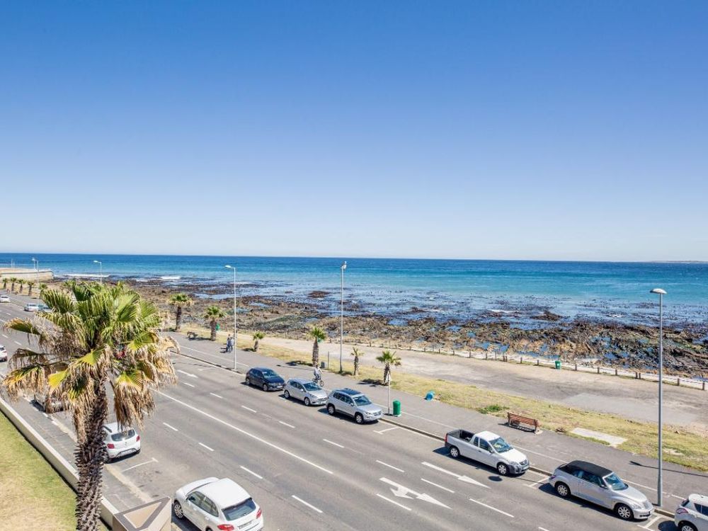 Photo 2 of Atlantic Views accommodation in Mouille Point, Cape Town with 2 bedrooms and 2 bathrooms