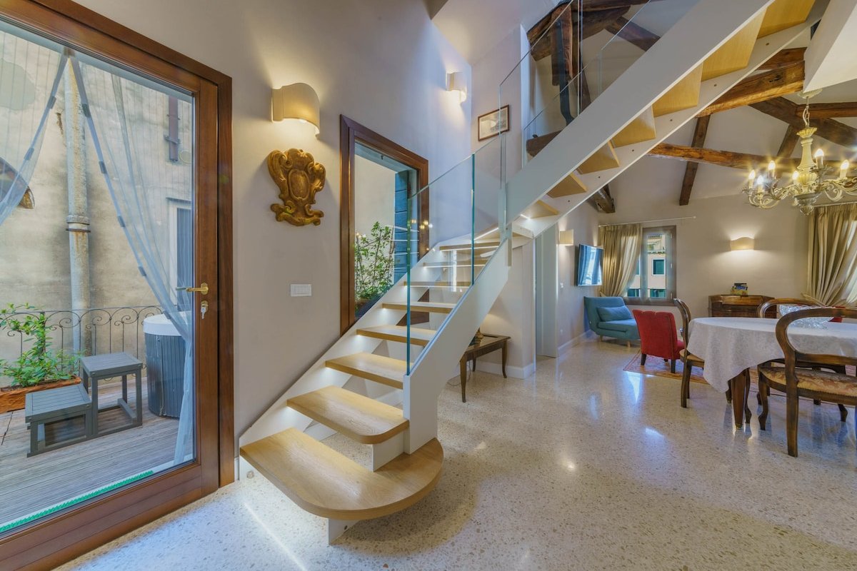 Flat direct at the canal with roof terrace gallery image 5