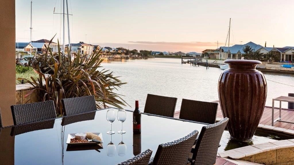 Canal Waterfront (all 6 bedrooms) gallery image 4