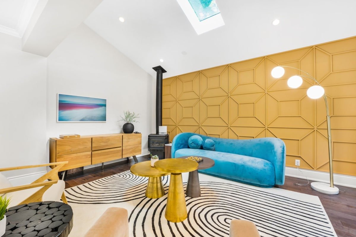 Award Winning Luxury Home with Heated Pool + Sauna gallery image 3