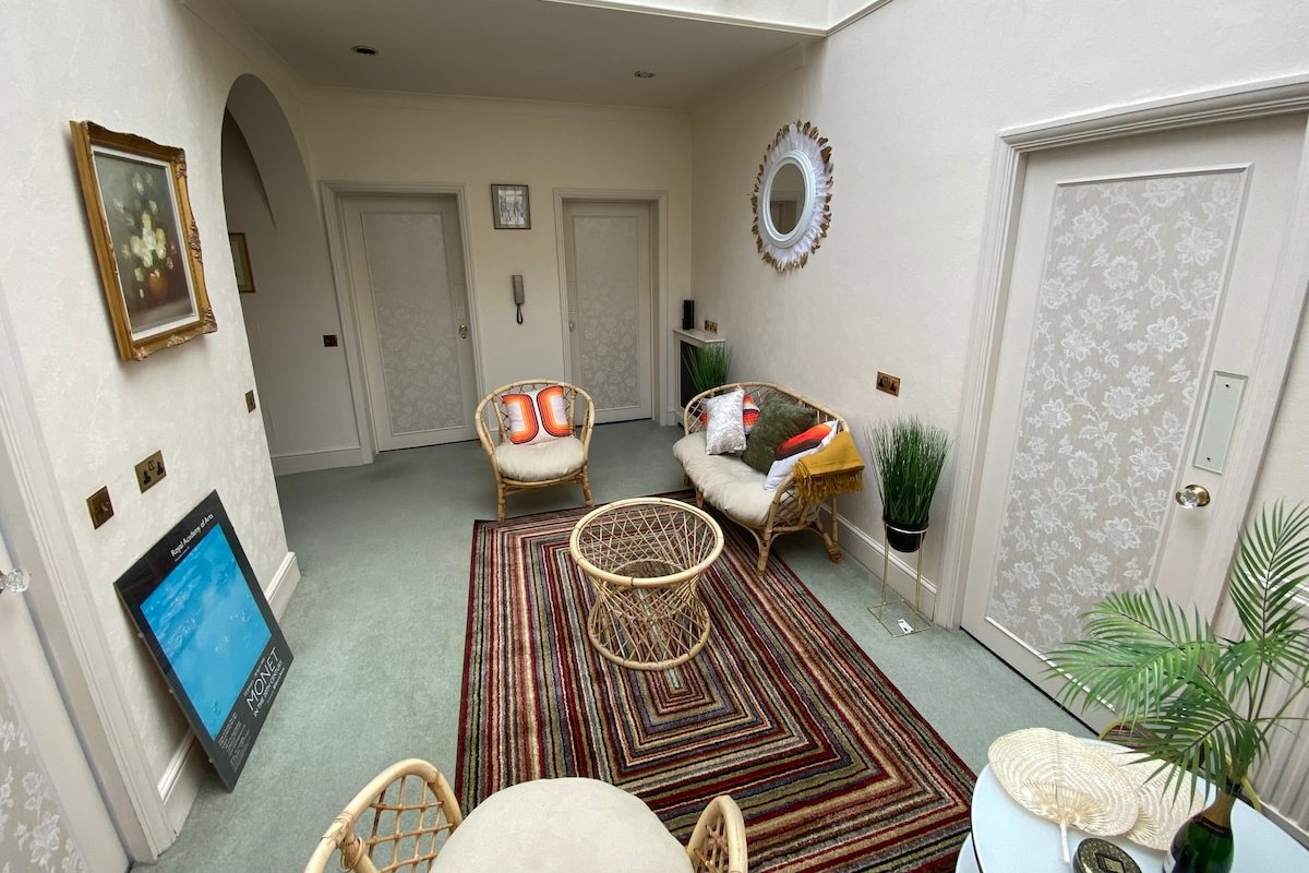 Spacious Hyde Park Mews with Roof Garden & Garage gallery image 5