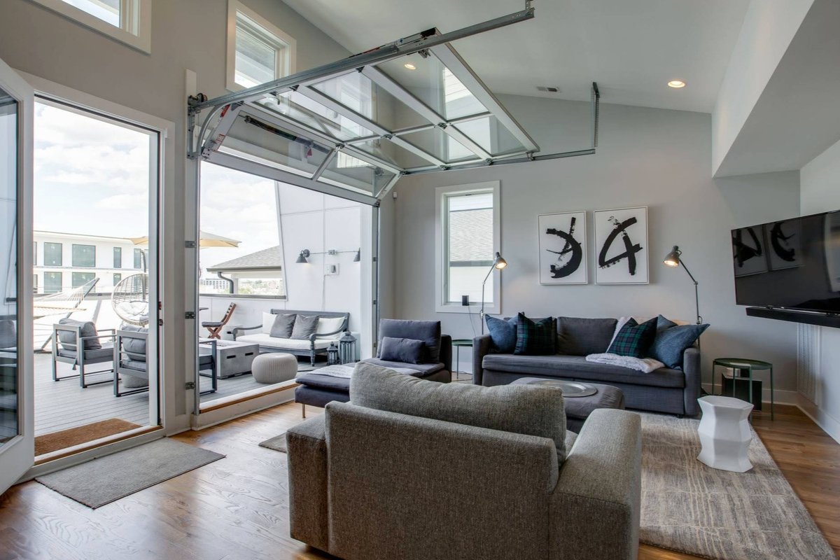 Rooftop Retreat – 1mile walk to Broadway