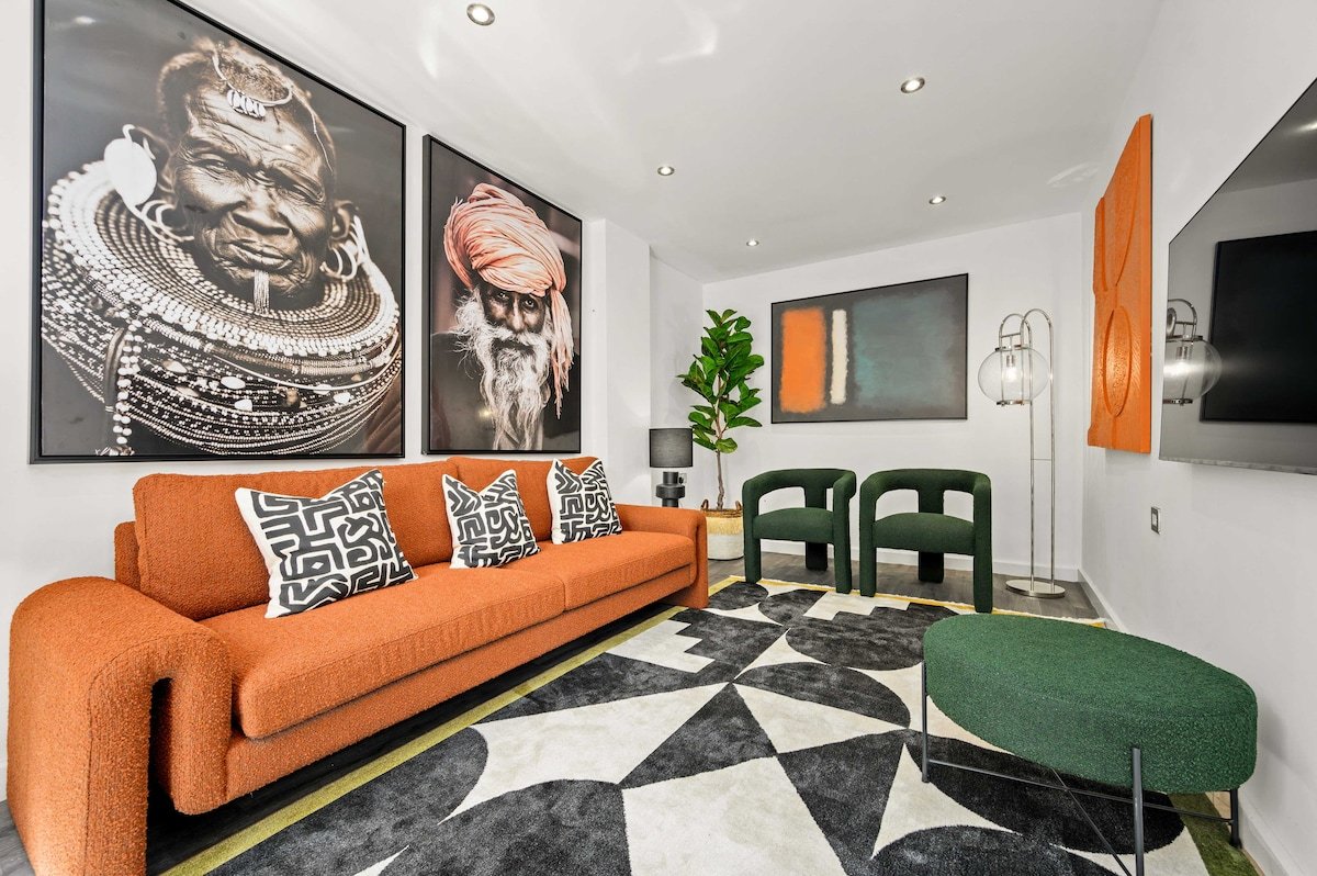 Stylish Five Bedroom Home By City Center w Parking gallery image 2