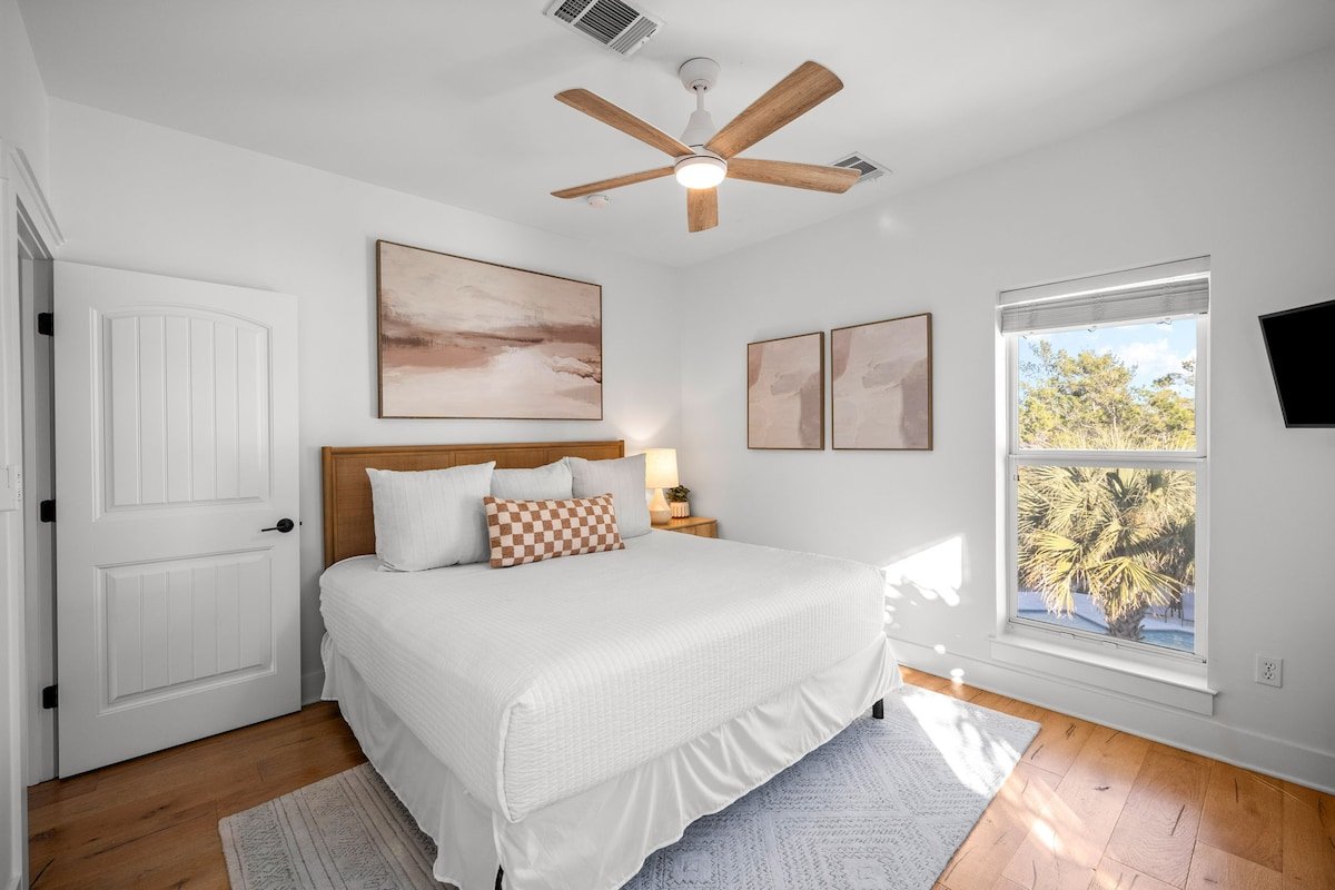 Sleeps 21! Pool, Game Room, LSV, & Carriage House! gallery image 4