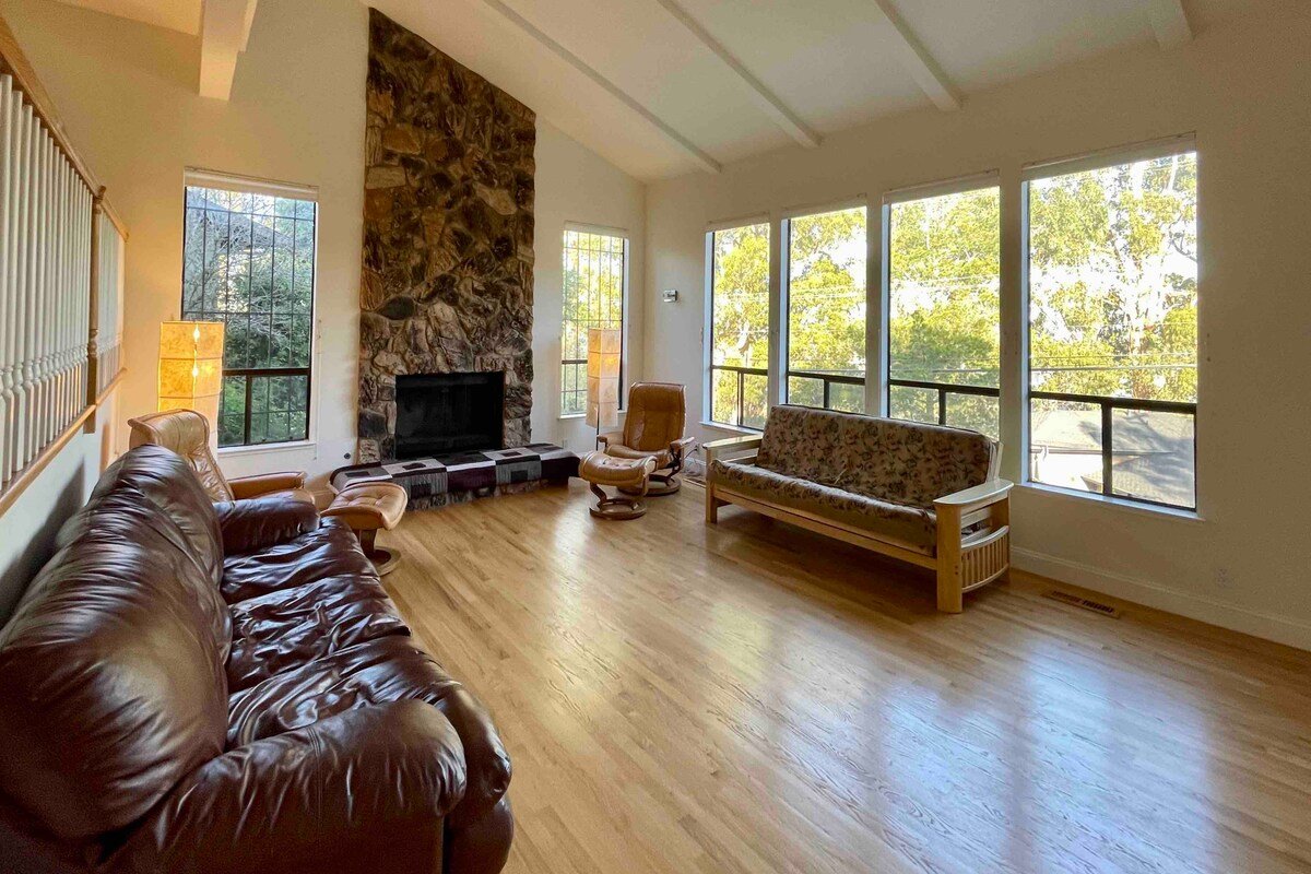 Spacious Comfy Renovated 4BR, quiet neighborhood gallery image 3