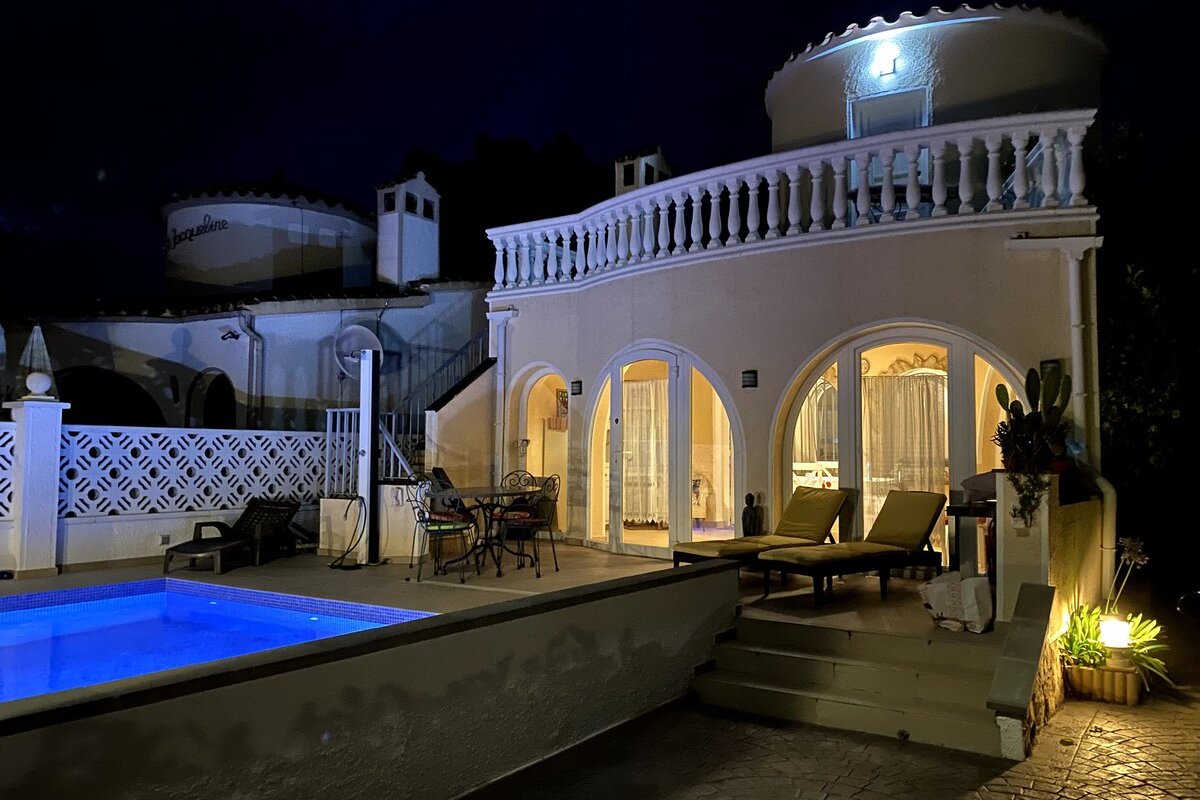 Jolie maison avec sa piscine privée WIFI gallery image 5