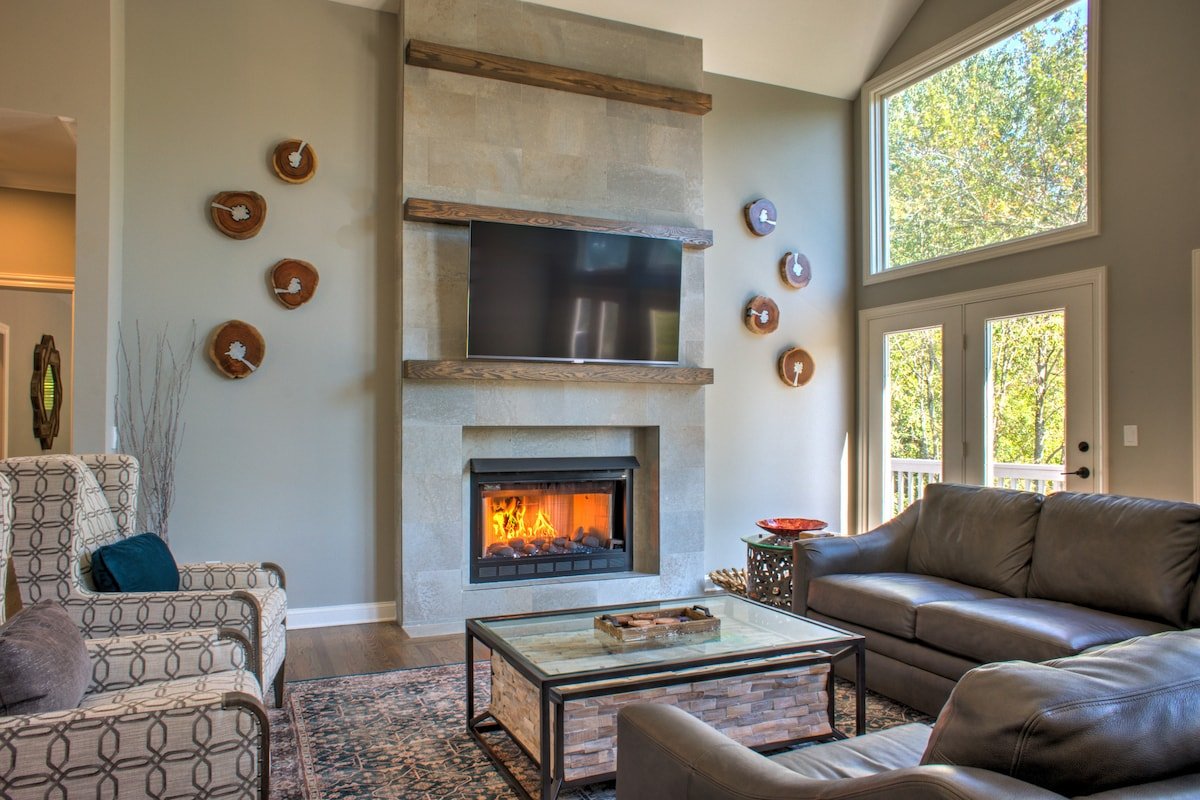 Luxury Retreat w/ Hot Tub,Game Room +Biltmore Pass gallery image 5