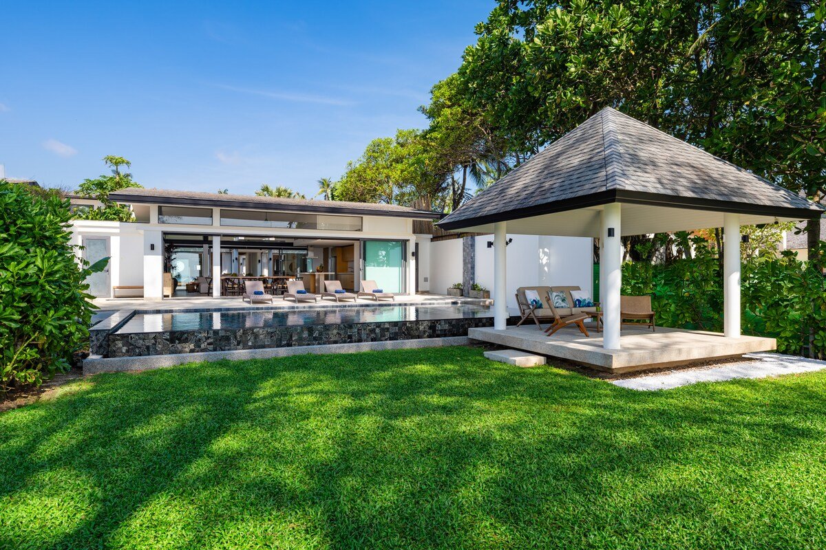 Twin Villas – South – Beach Front 5BR Full Service gallery image 2