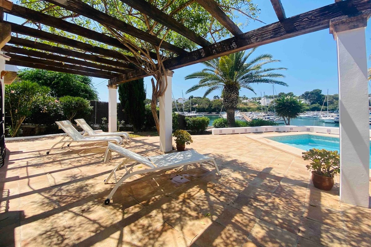 Superb villa, amazing view, ideal location gallery image 5