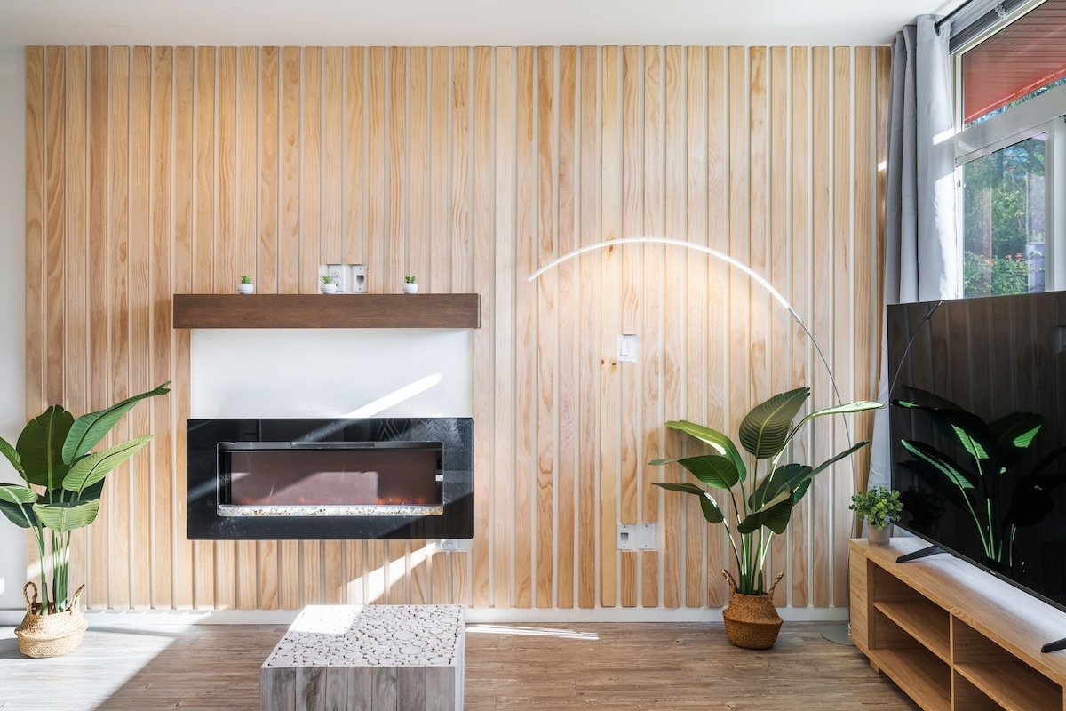 Designer 4B3B w/Theater & Rooftop close to CapHill gallery image 3