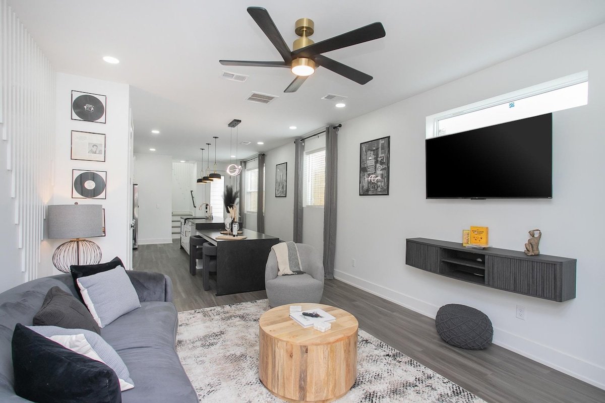 Downtown Luxury! | 7 minutes to Broadway | HotTub! gallery image 3