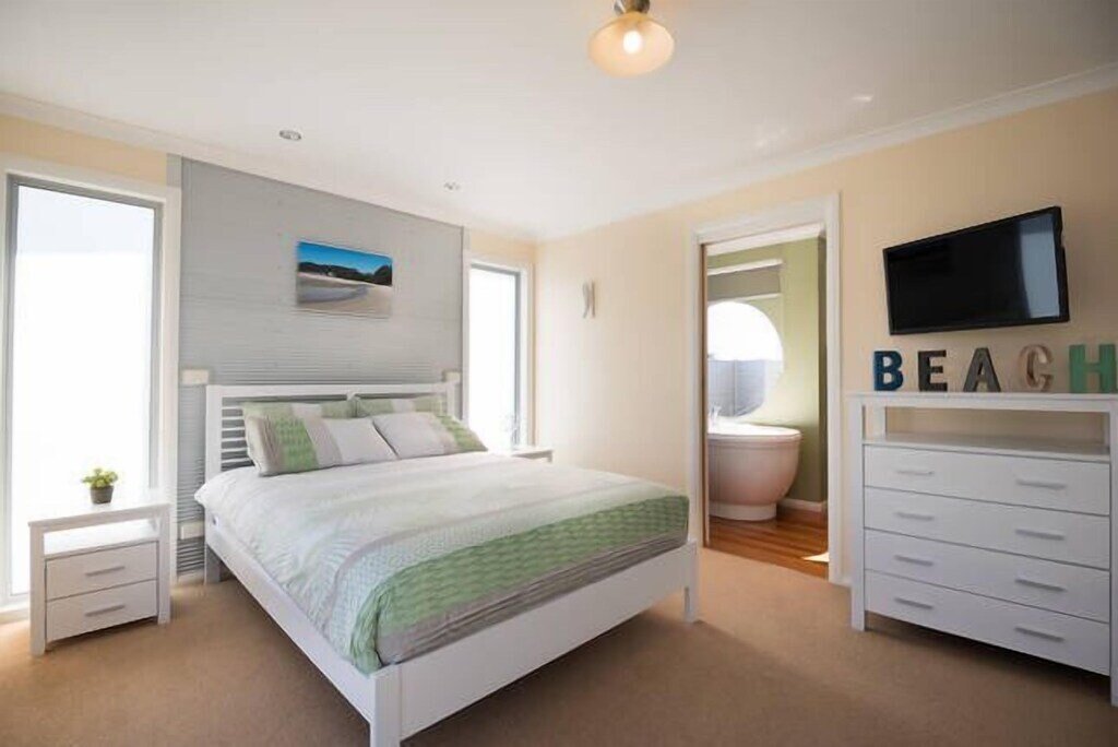 Wave crest Sisters Beach Absolute beach frontage. gallery image 5