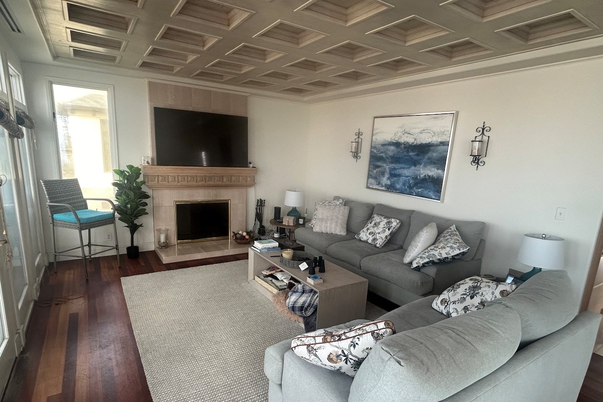 Beach Front Paradise: Manhattan Beach Strand House gallery image 3