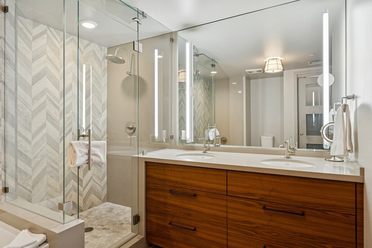 Walk to Ski, Main Street Luxury Retreat gallery image 5