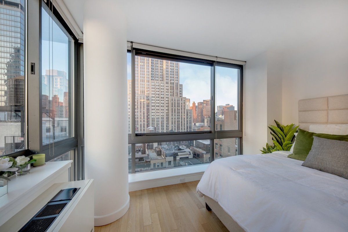 Luxury Skyscraper 2 BR—City Views—24 HR Doorman gallery image 2