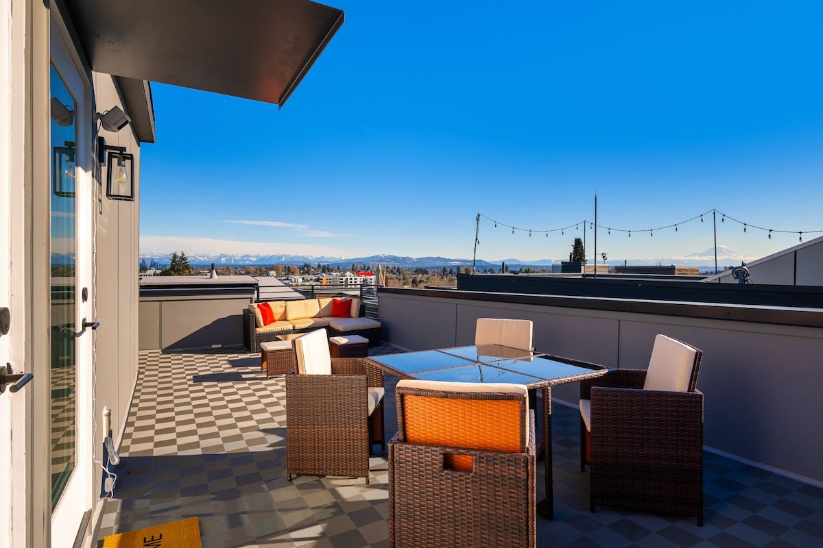 Walk to CapHill 4B2.5B Sleeps 8 w/Rooftop Deck gallery image 2