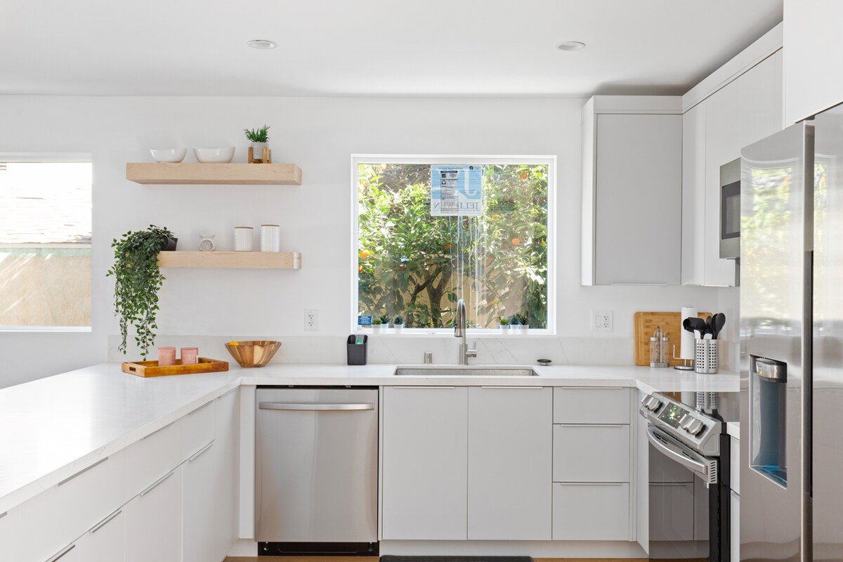 Modern 6BR Retreat • Near DTLA, Disney & Beaches gallery image 5