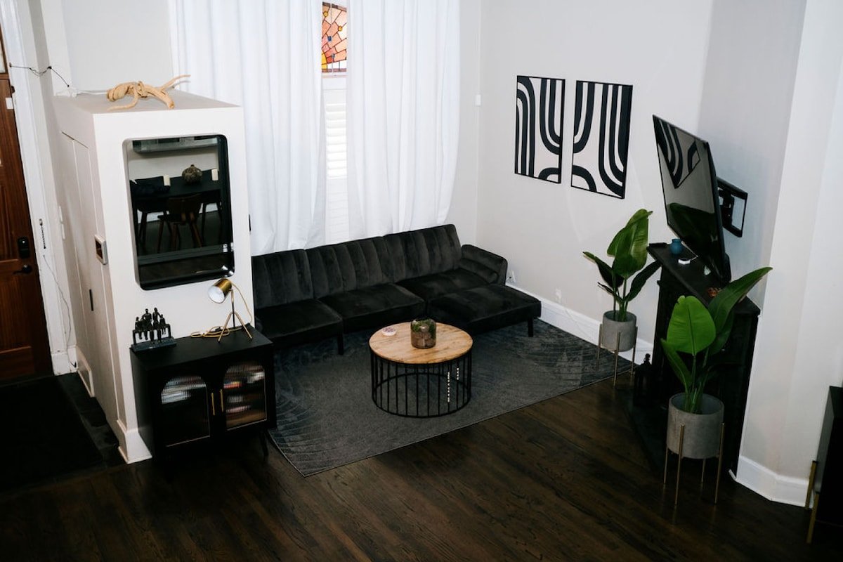 4 BR • Theater Room • Gym • Walk to Lincoln Park! gallery image 4