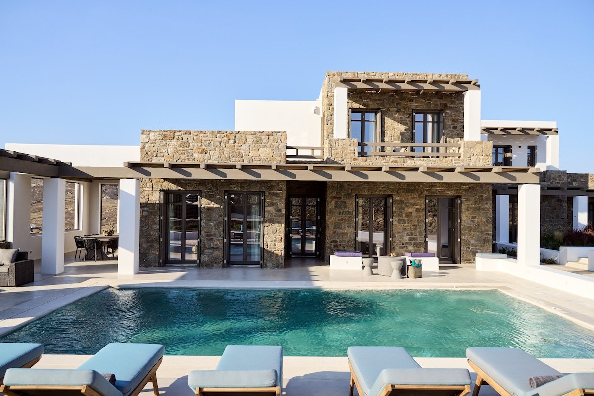 Luxury Villa Sapphire | 8′ to Town |near CavoTagoo gallery image 2