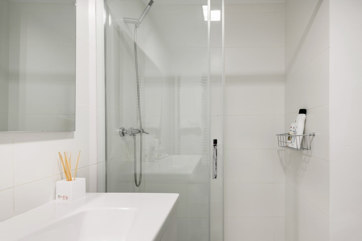 City Center Apartment With Shaded Terrace gallery image 4